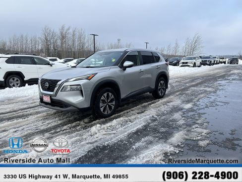 Used 2023 Nissan Rogue SV image 3