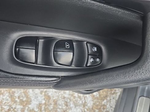 Used 2018 Nissan Rogue SV w/ Premium Package image 11