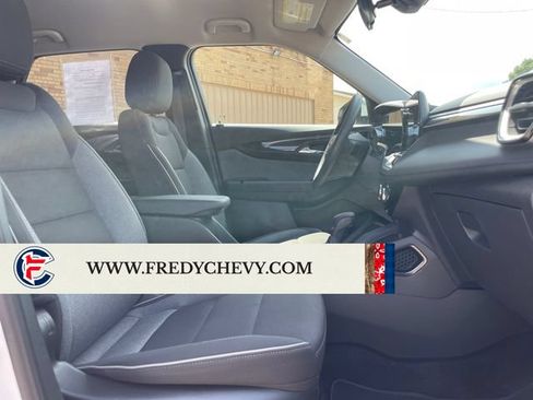 Used 2025 Chevrolet TrailBlazer LT AWD/4WD image 33