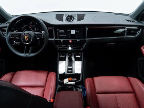 Certified 2025 Porsche Macan AWD/4WD image 18