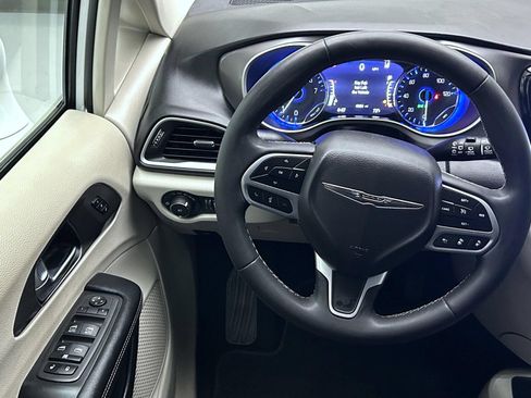 Used 2022 Chrysler Pacifica Touring-L FWD image 12