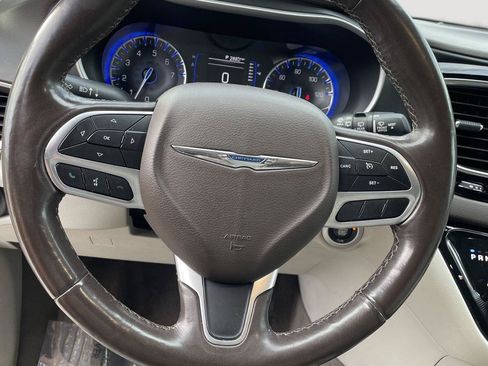 Used 2020 Chrysler Pacifica Touring-L FWD image 20