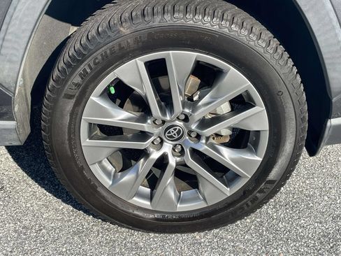 Used 2022 Toyota RAV4 XLE Premium FWD image 9