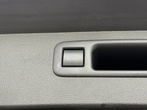 Used 2021 Toyota Highlander XLE AWD/4WD image 14