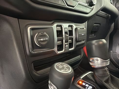 Used 2022 Jeep Wrangler Unlimited Sahara AWD/4WD image 19