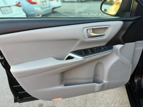 Used 2015 Toyota Camry SE FWD image 13