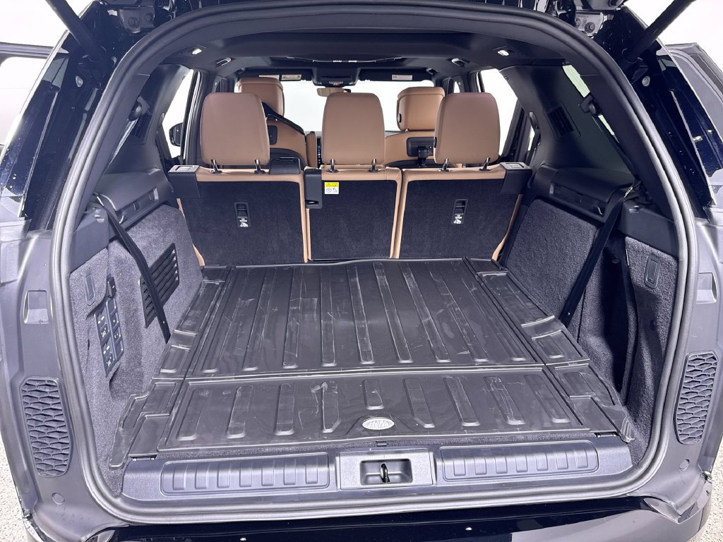 New 2026 Land Rover Discovery Limited Edition AWD/4WD image 22
