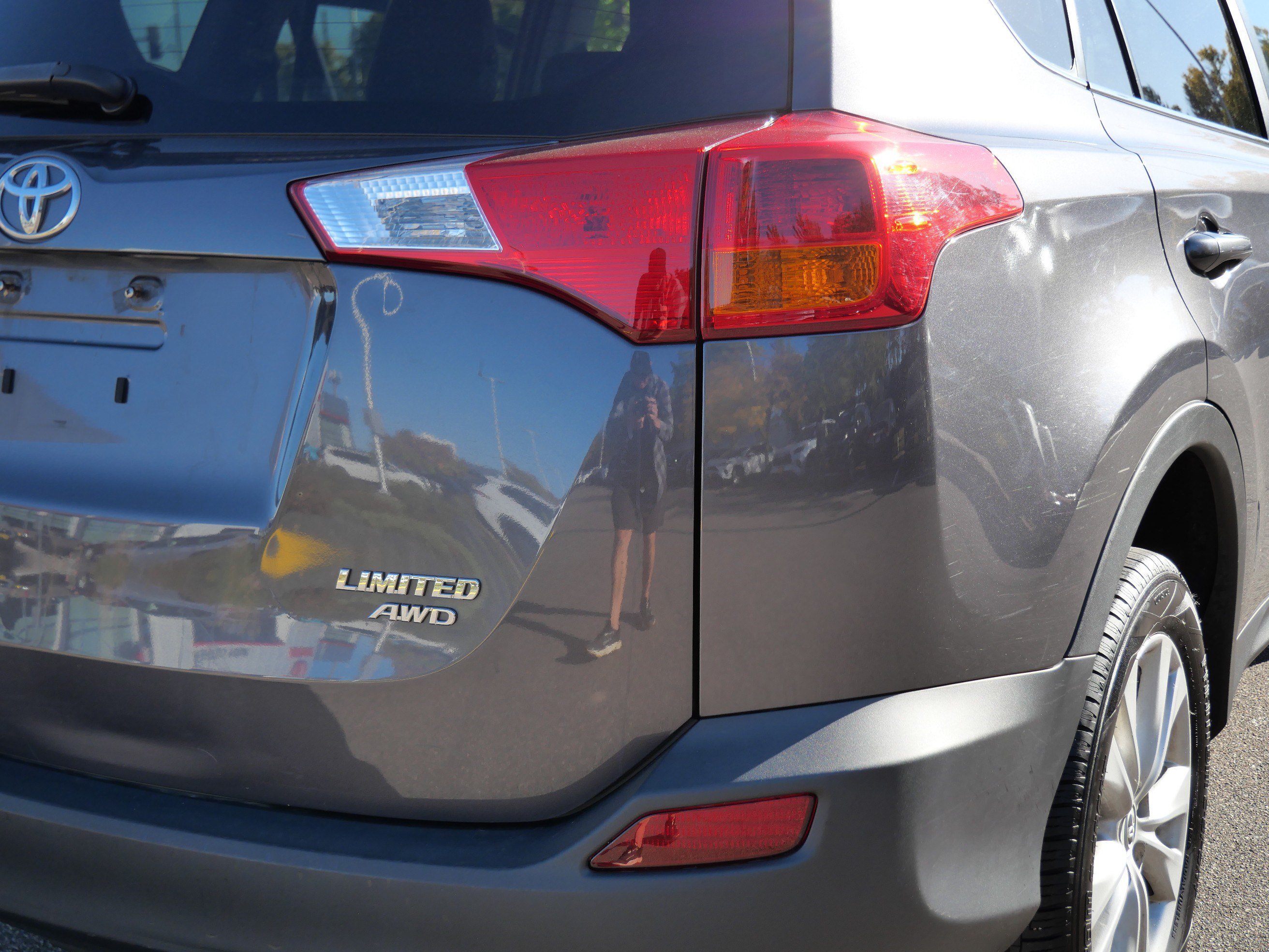 Used 2014 Toyota RAV4 Limited w/ Technology Package AWD/4WD image 17