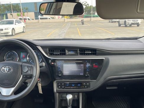 Used 2018 Toyota Corolla LE FWD image 9