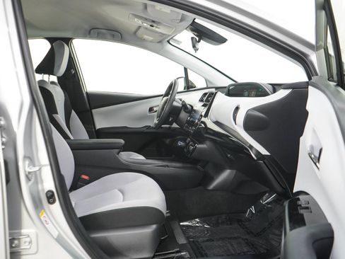 Used 2021 Toyota Prius LE FWD image 11