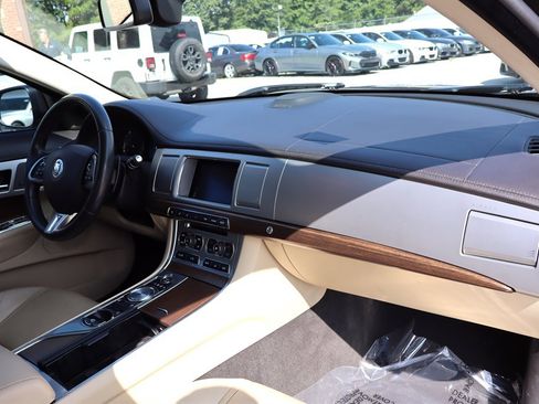Used 2013 Jaguar XF RWD image 19