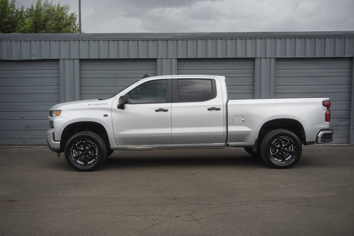Used 2019 Chevrolet Silverado 1500 Custom w/ Custom Value Package AWD/4WD image 2