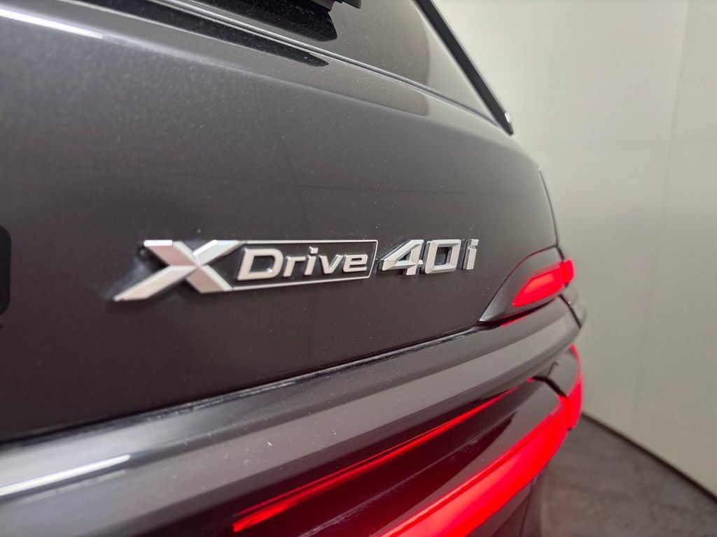 Certified 2026 BMW X7 xDrive40i w/ M Sport Package AWD/4WD image 11