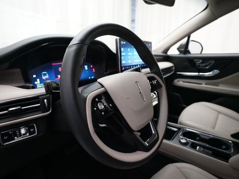 Used 2025 Lincoln Corsair Reserve w/ Towing Package image 8