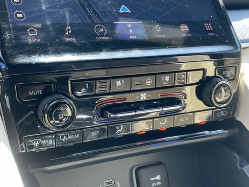 Used 2025 Jeep Grand Cherokee Limited w/ Luxury Tech Group II image 40