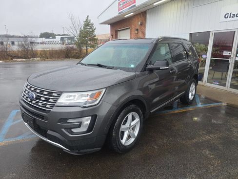 Used 2016 Ford Explorer XLT image 3