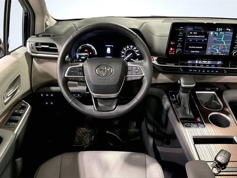 Used 2024 Toyota Sienna XLE w/ XLE Plus Package image 5