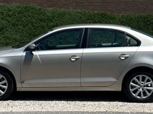 Used 2013 Volkswagen Jetta SE FWD image 2