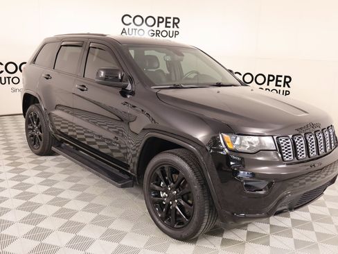 Used 2022 Jeep Grand Cherokee Laredo X AWD/4WD image 1