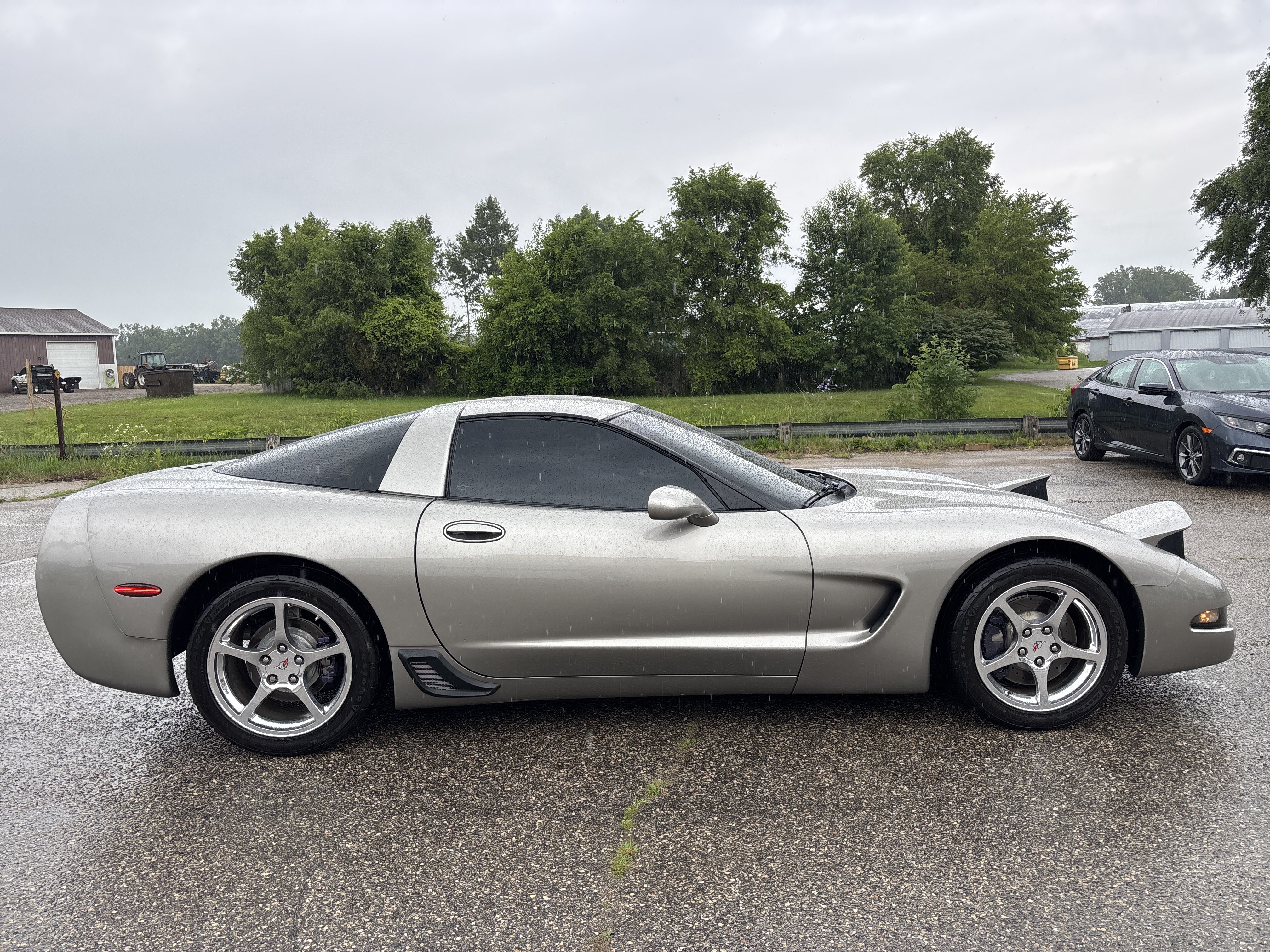 Used 2000 Chevrolet Corvette Coupe w/ Roof Pkg RWD image 2