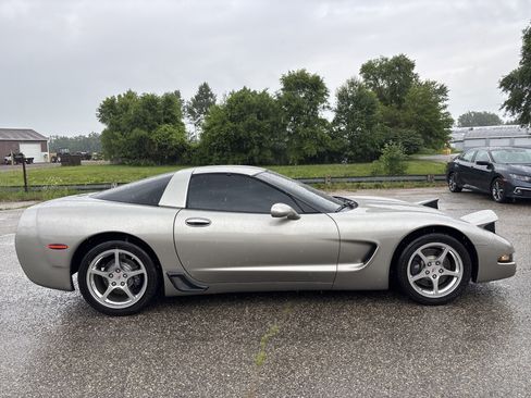 Used 2000 Chevrolet Corvette Coupe w/ Roof Pkg RWD image 2