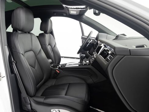 Certified 2026 Porsche Macan AWD/4WD image 37