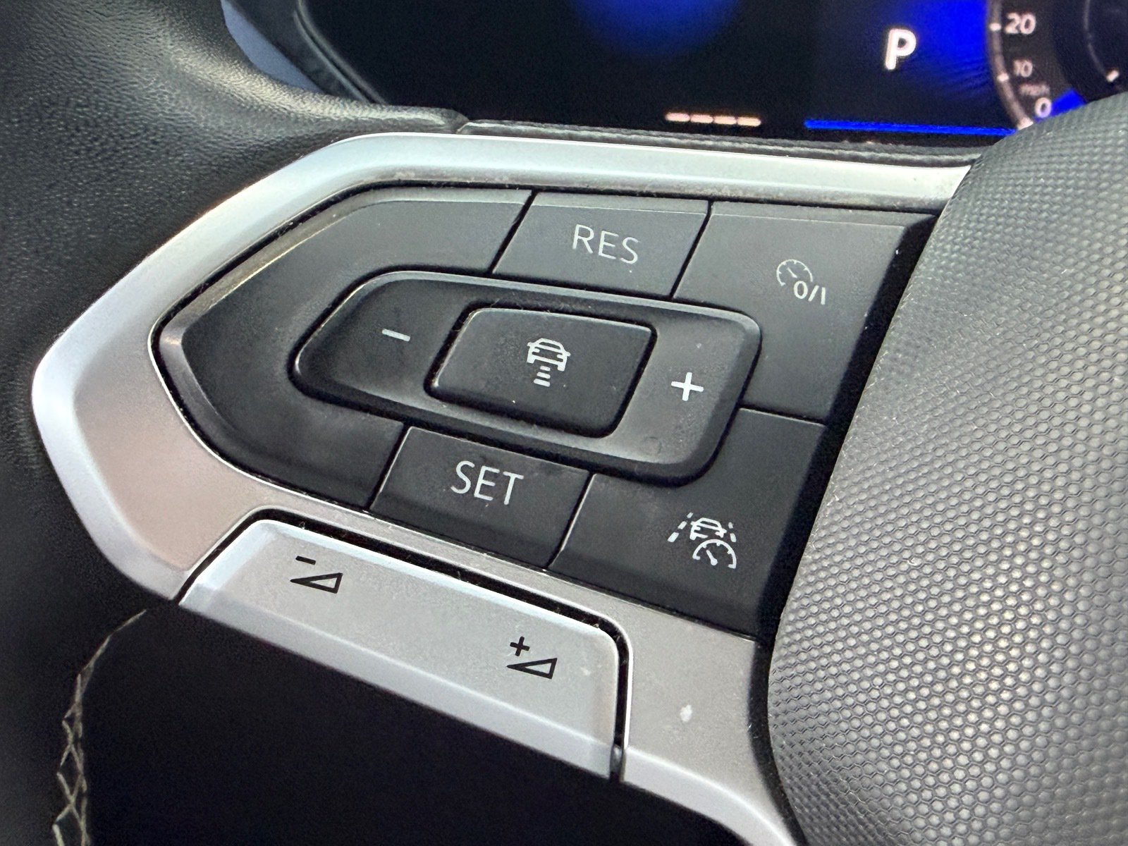Used 2023 Volkswagen Taos SE w/ Panoramic Sunroof Package FWD image 30