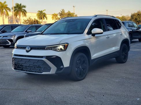 New 2025 Volkswagen Taos SE image 3