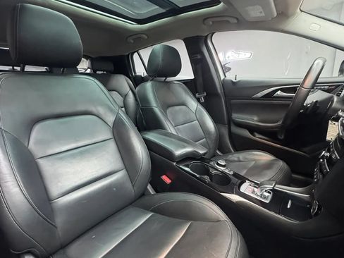 Used 2017 INFINITI QX30 Premium w/ Navigation Package FWD image 31