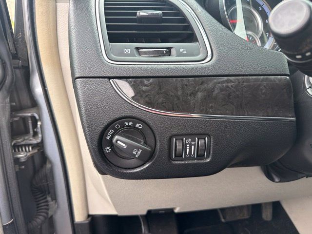 Used 2016 Chrysler Town & Country Touring w/ Driver Convenience Group FWD image 14