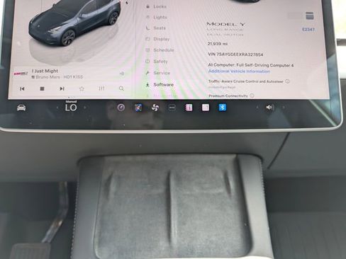 Used 2024 Tesla Model Y Long Range AWD/4WD image 24
