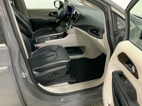 Used 2023 Chrysler Pacifica Limited image 24