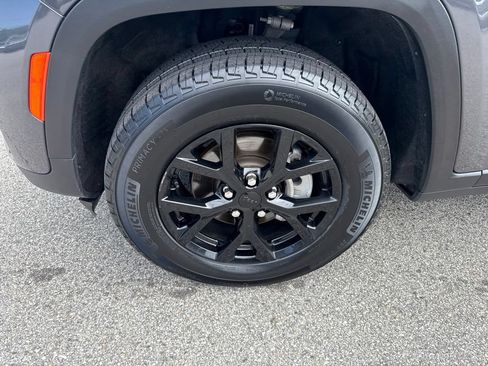 Certified 2024 Jeep Grand Cherokee Altitude AWD/4WD image 9
