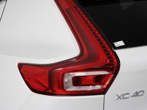 Certified 2025 Volvo XC40 B5 Plus image 18