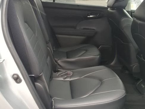 Used 2023 Toyota Highlander XLE image 19