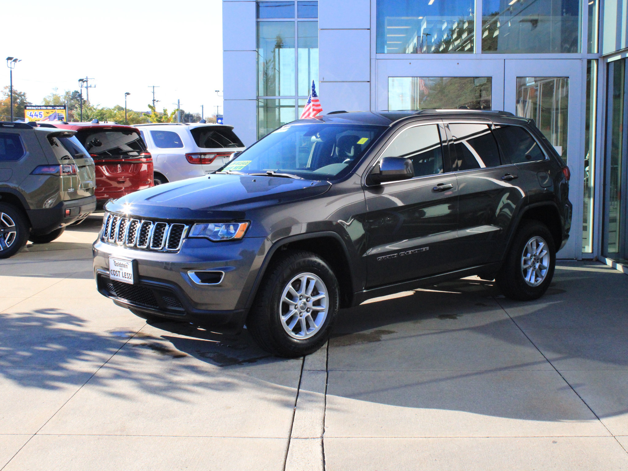 Used 2019 Jeep Grand Cherokee Laredo AWD/4WD image 3