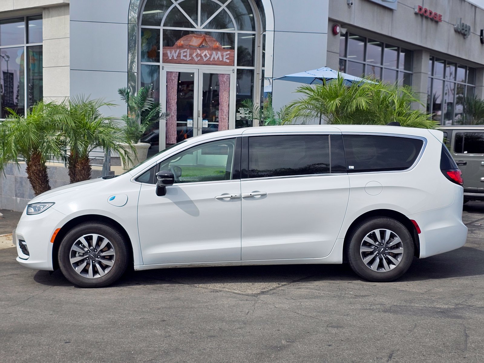 Used 2024 Chrysler Pacifica Limited FWD image 5