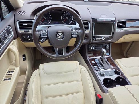 Used 2013 Volkswagen Touareg Executive AWD/4WD image 32