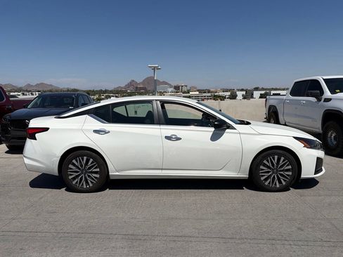 Used 2025 Nissan Altima 2.5 SV FWD image 3