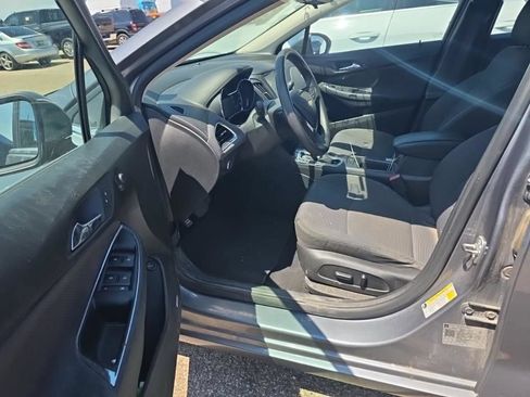 Used 2018 Chevrolet Cruze LT w/ Sun And Sound Package FWD image 9