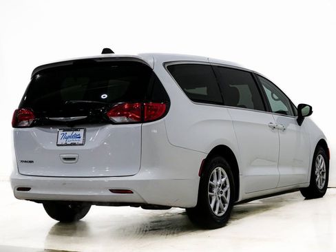 Used 2022 Chrysler Voyager LX image 6