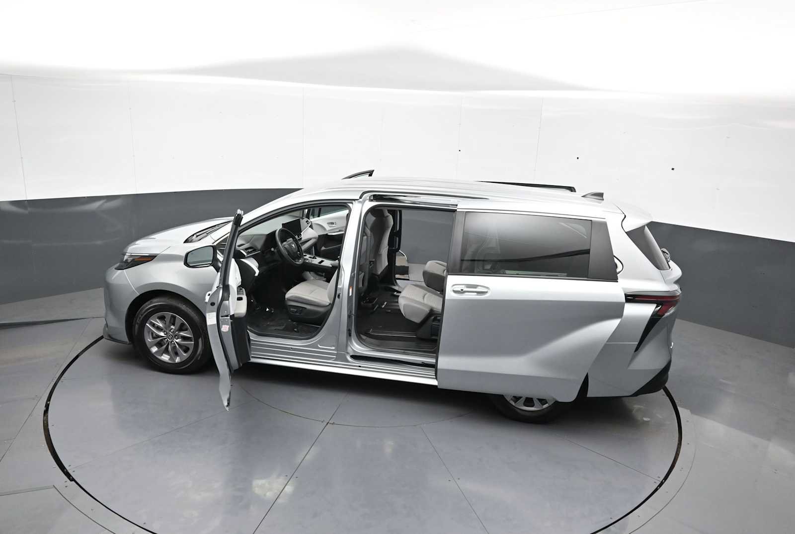 Used 2025 Toyota Sienna LE FWD image 44