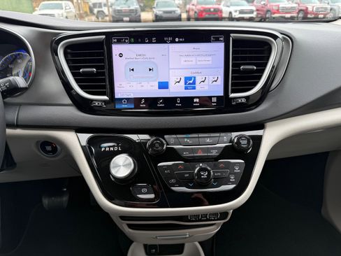 Used 2024 Chrysler Pacifica Touring-L image 24