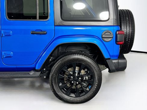 Used 2023 Jeep Wrangler Unlimited Sahara w/ Dual Top Group AWD/4WD image 40