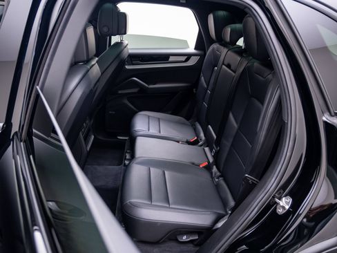 Certified 2024 Porsche Cayenne AWD/4WD image 16