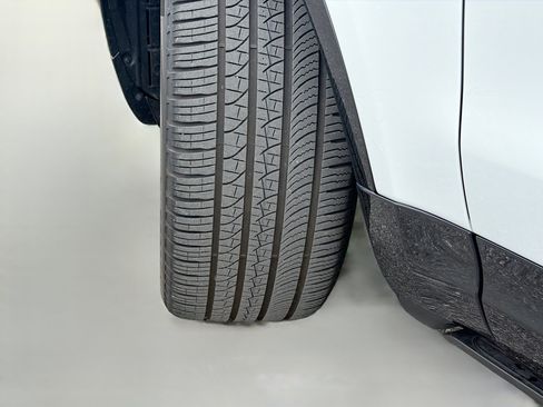 Used 2025 Land Rover Discovery Dynamic SE AWD/4WD image 45
