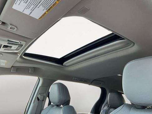 Used 2021 Toyota Sienna Limited image 25