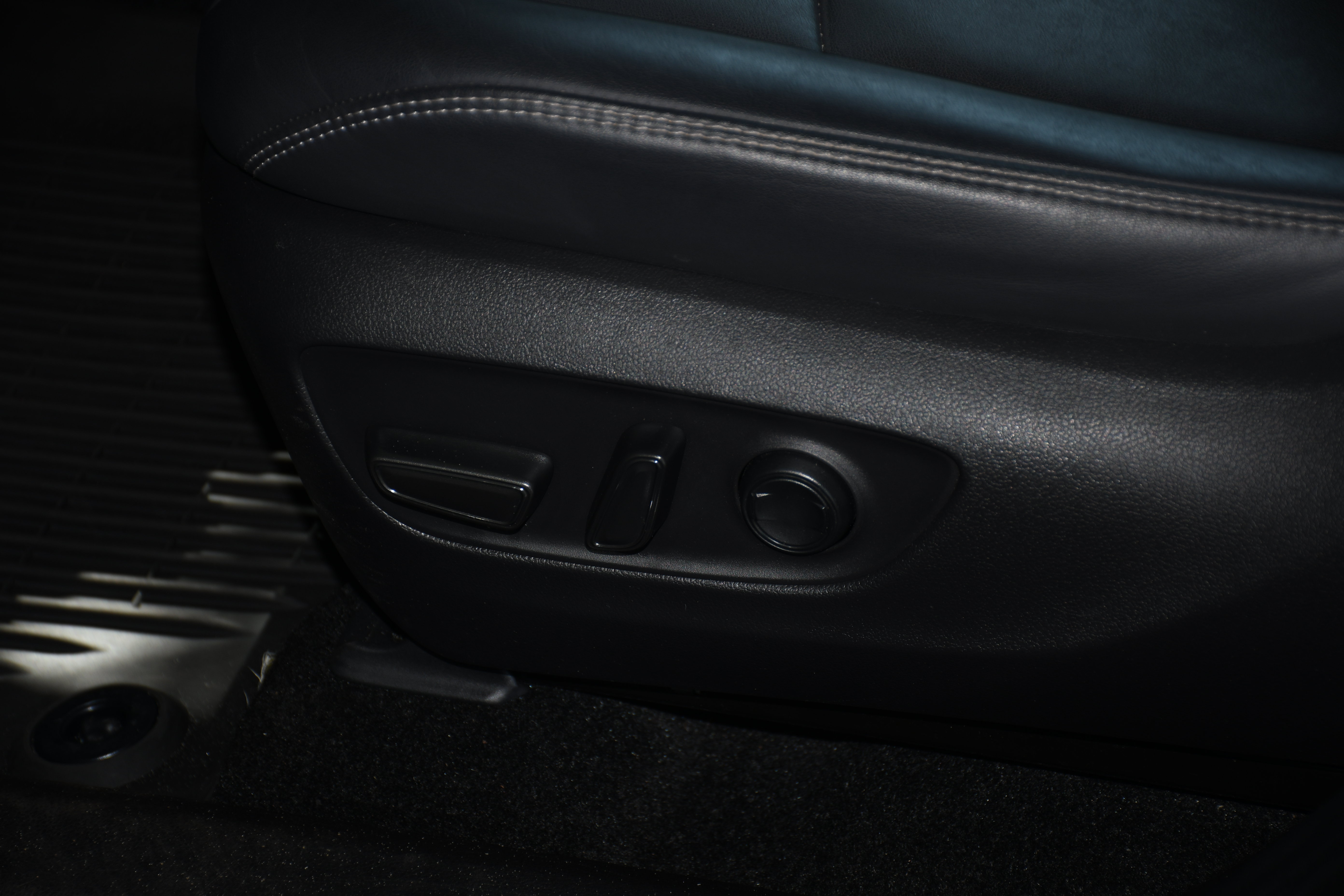 Used 2022 Toyota RAV4 XLE Premium FWD image 9