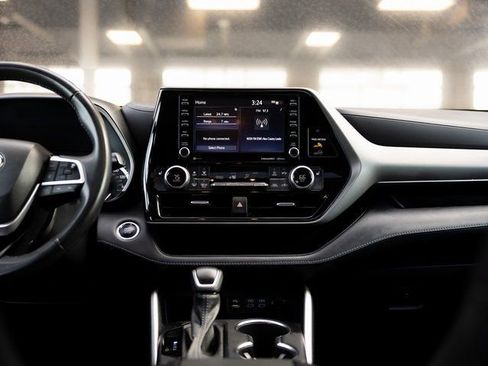 Used 2022 Toyota Highlander XLE image 19
