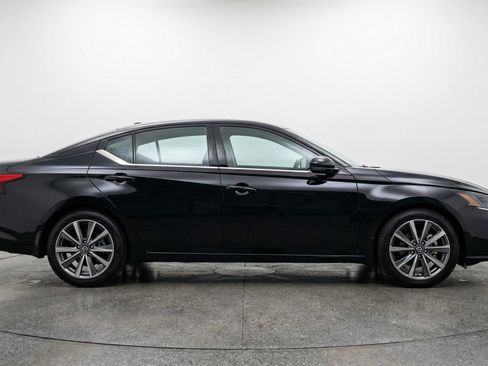 Used 2025 Nissan Altima 2.5 SV image 11